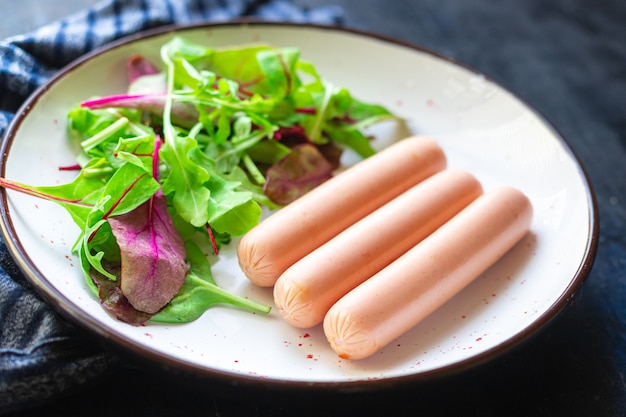 Saucisse viande porc bœuf ou poulet sur la table ingrédient collation repas sain