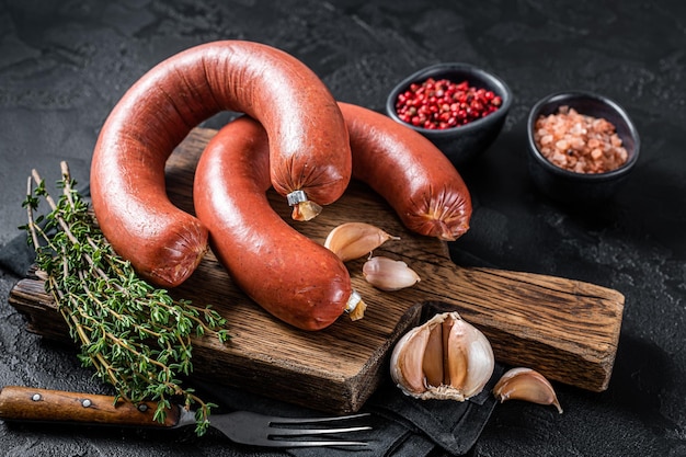 Saucisse de viande Sucuk, saucisse épicée sèche Sujuk. Fond noir. Vue de dessus.