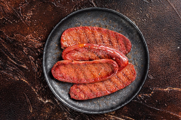 Saucisse de viande Sucuk turque grillée Fond sombre Vue de dessus