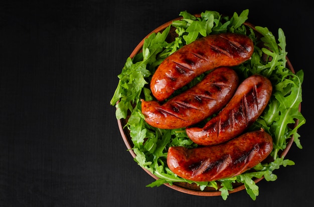 Saucisses au barbecue avec de la roquette fraîche