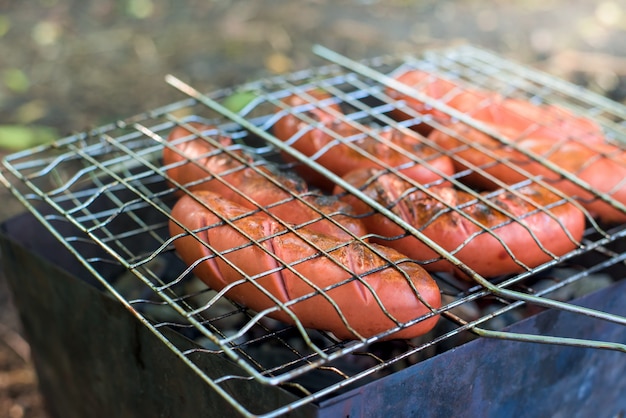 Saucisses Au Grill Sur Le Feu.