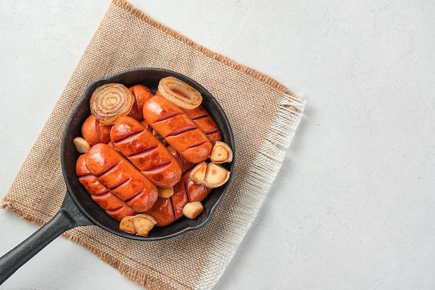 Saucisses aux oignons et à l'ail sur un espace de copie de vue de dessus de fond gris