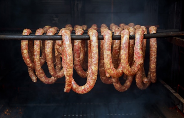 Saucisses et bacon fumés Fumeur en forme de tonneau