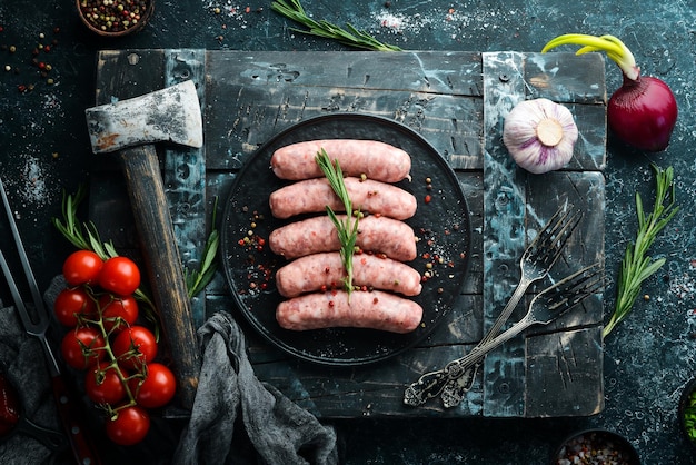 Saucisses barbecue crues aux épices et légumes Vue de dessus Espace libre pour votre texte