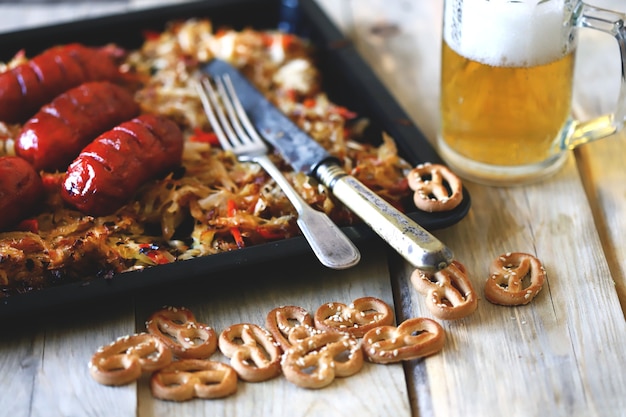 Saucisses bavaroises à la choucroute dans une casserole