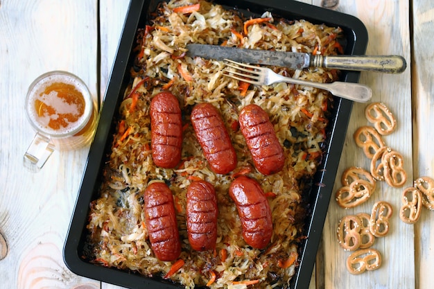 Saucisses bavaroises à la choucroute dans une casserole