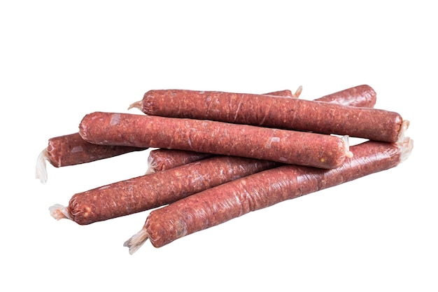 Saucisses de boucherie crues dans des peaux avec des herbes sur la table de cuisine isolées sur fond blanc