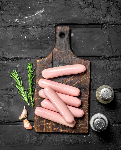 Saucisses bouillies avec du sel et du poivre