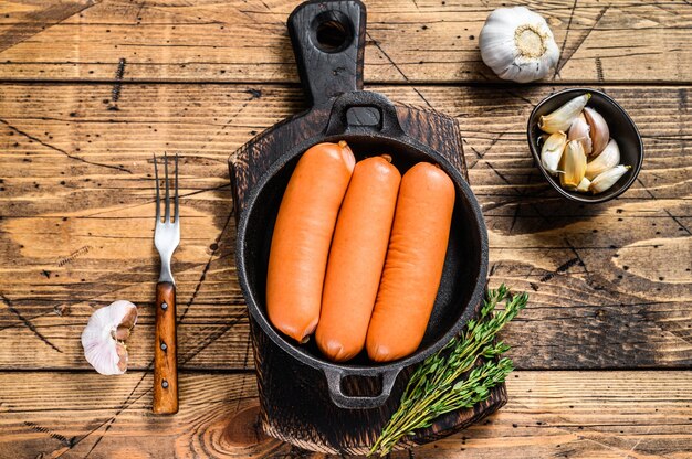 Saucisses bratwurst de viande de porc dans une casserole