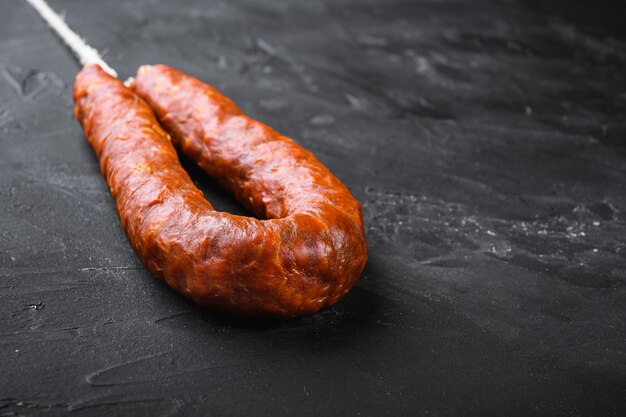 Saucisses chorizo de porc espagnol sur fond noir avec un espace pour le texte