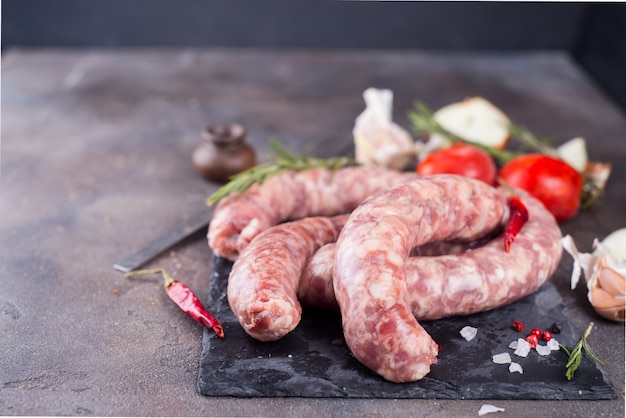 Saucisses crues sur ardoise