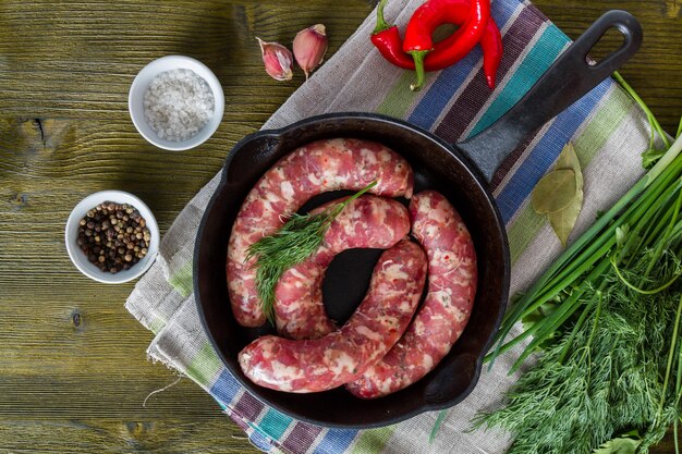 Saucisses crues aux herbes et épices