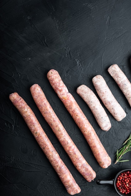 Saucisses crues sur fond sombre