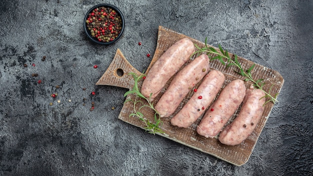 Saucisses crues et ingrédients pour la cuisson. Saucisses de veau de Munich. bannière, menu, lieu de recette pour le texte, vue de dessus.