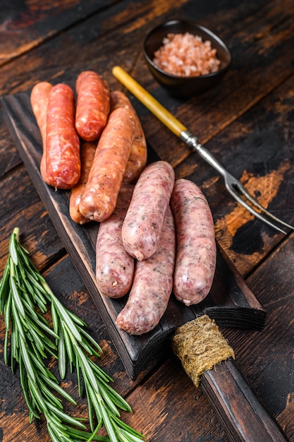 Saucisses crues maison sur une planche à découper