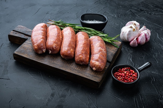 Saucisses crues maison sur la table