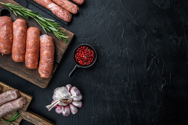 Saucisses crues maison sur la table