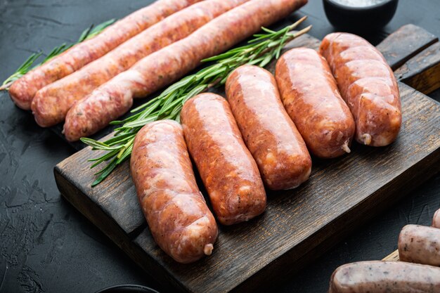 Saucisses crues maison sur la table