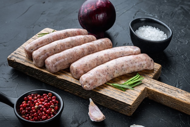 Saucisses crues maison sur la table