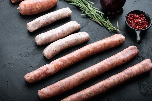 Saucisses crues maison sur la table