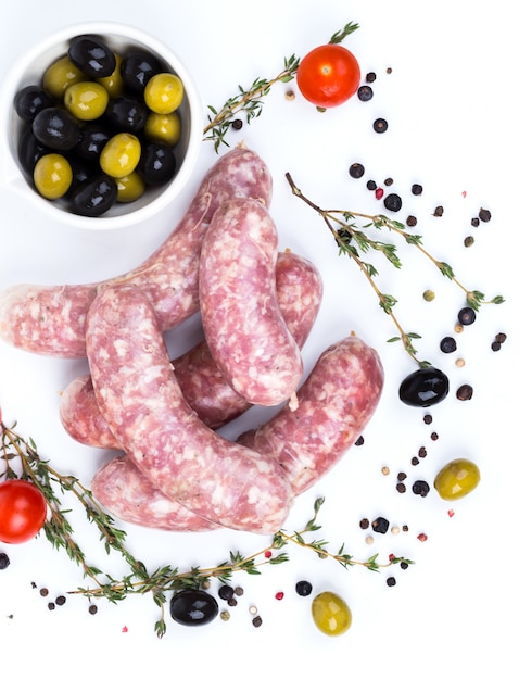 Saucisses crues non cuites aux épices