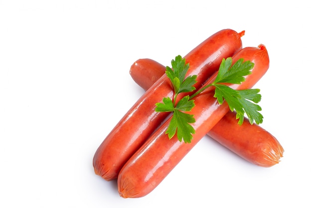 Photo saucisses dans une coquille naturelle décorée avec du persil isolé sur blanc