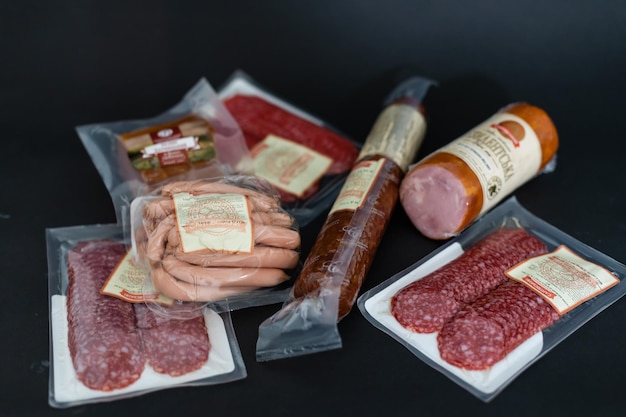 saucisses dans un emballage en plastique sur fond sombre