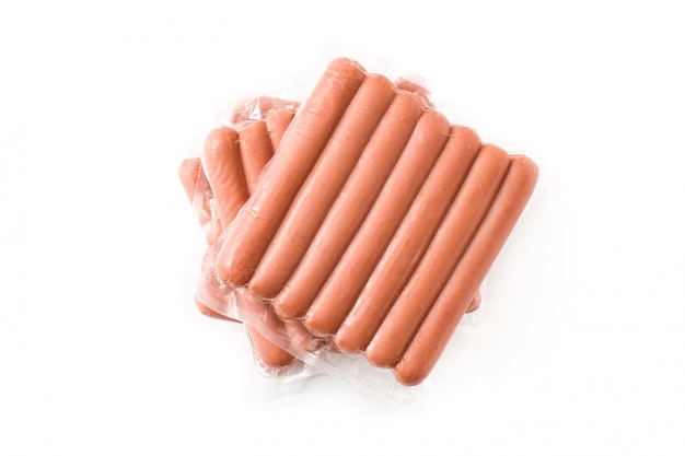 Saucisses emballées isolés sur blanc