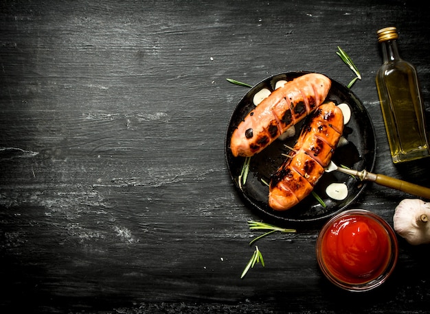 Saucisses Frites à L'ail Et Sauce Tomate Dans La Poêle.