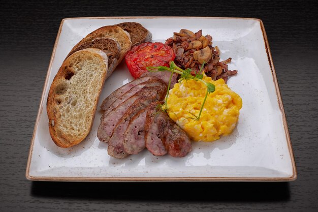 Saucisses frites avec champignons omelette et pain grillé