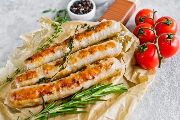 Saucisses frites sur une planche à découper en bois