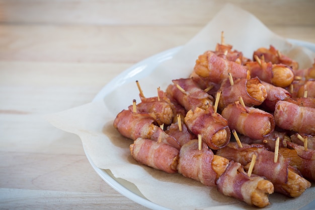 Saucisses frites roulées au bacon