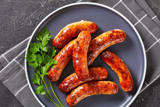 Saucisses frites sur une vue de dessus de plaque