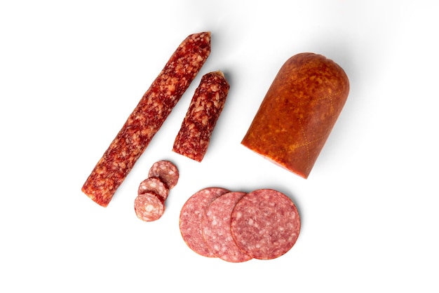 Saucisses fumées isolé sur fond blanc