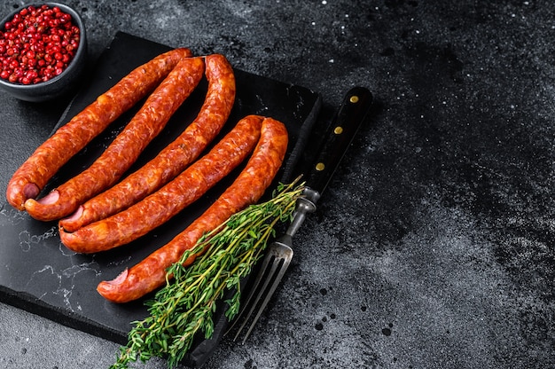 Saucisses fumées sur une planche de marbre