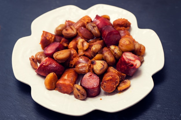 Saucisses fumées portugaises aux châtaignes sur plat blanc