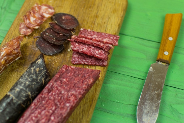 Les saucisses fumées sont coupées sur une planche à découper