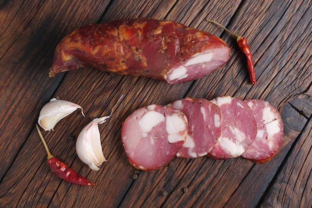 Saucisses fumées tranchées