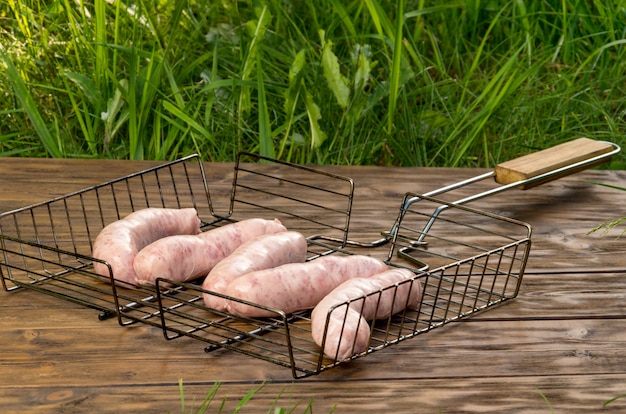 Saucisses sur grille pour la friture sur bois