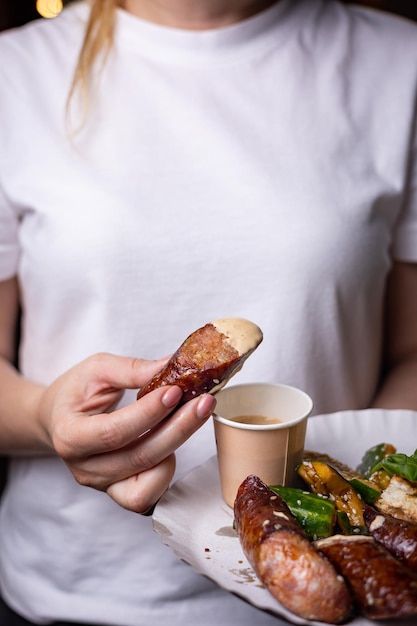 saucisses grillées appétissantes avec sauce et pain