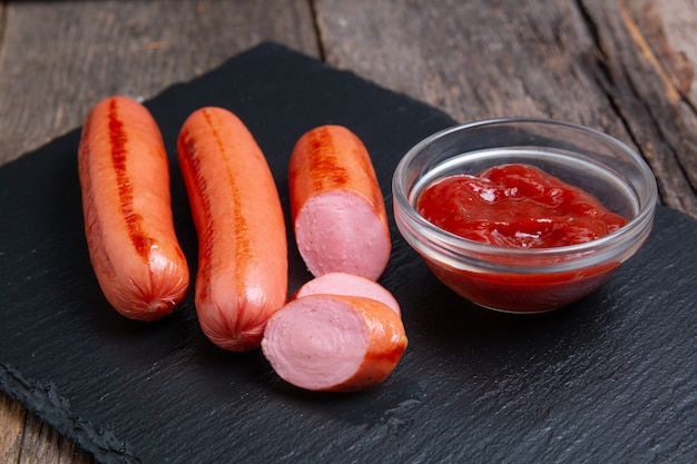 Saucisses grillées au barbecue et sauce ketchup à la tomate