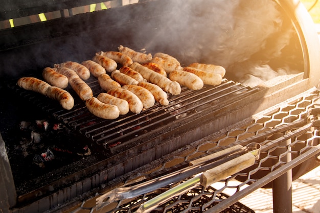 Saucisses grillées au charbon de bois