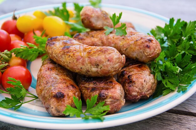 Photo saucisses grillées au persil et tomates