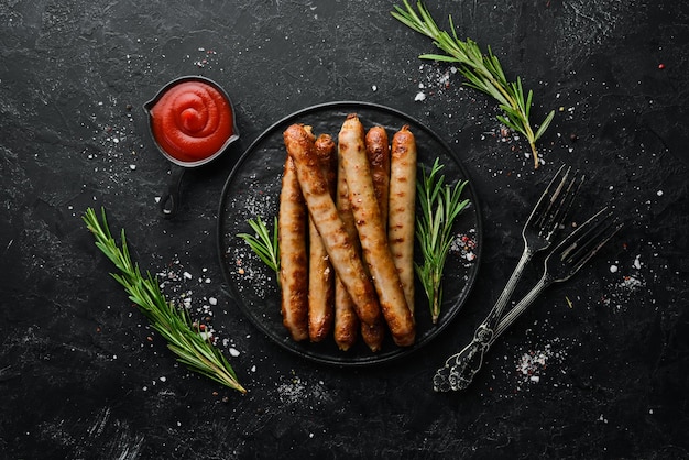 Saucisses grillées au romarin et aux épices Vue de dessus Espace libre pour votre texte