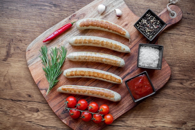 saucisses grillées aux épices sur fond rustique