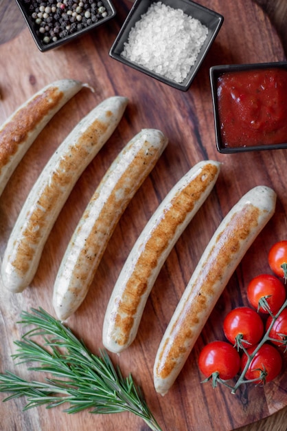 saucisses grillées aux épices sur fond rustique