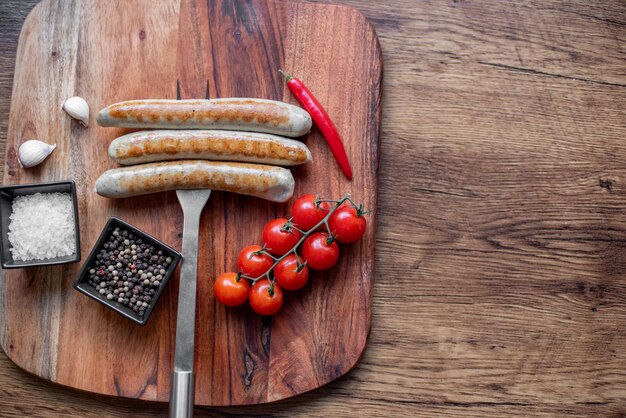 saucisses grillées aux épices sur fond rustique