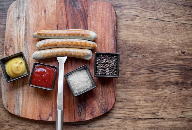 saucisses grillées aux épices sur fond rustique