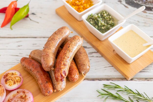 Saucisses grillées aux épices et sauces sur la table