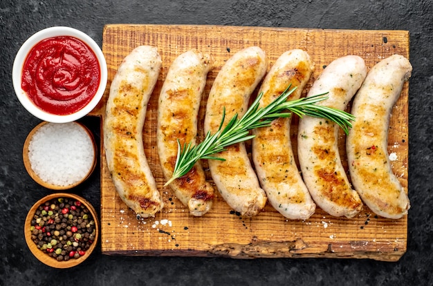 saucisses grillées aux épices sur une table en pierre